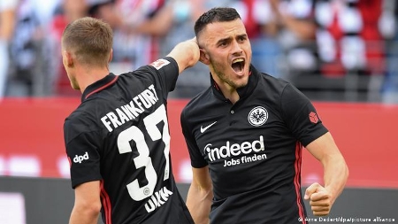 Eintracht Frankfurt udeřil na začátku druhého poločasu