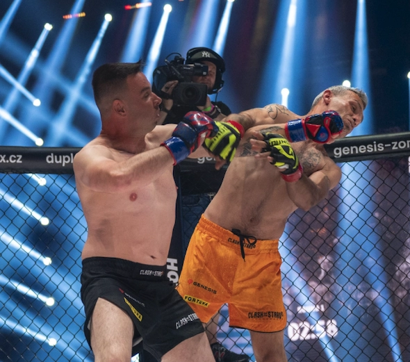 MMA: bizarní Clash of the Stars a suverénní Procházka