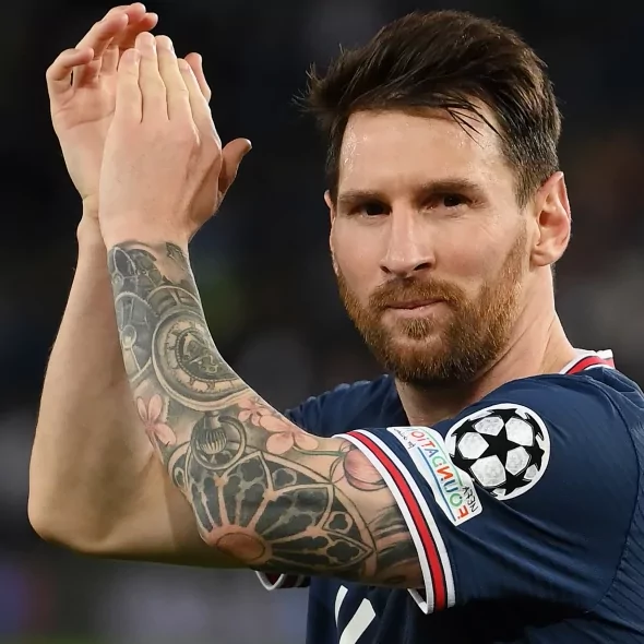 Lionel Messi obléká dres PSG